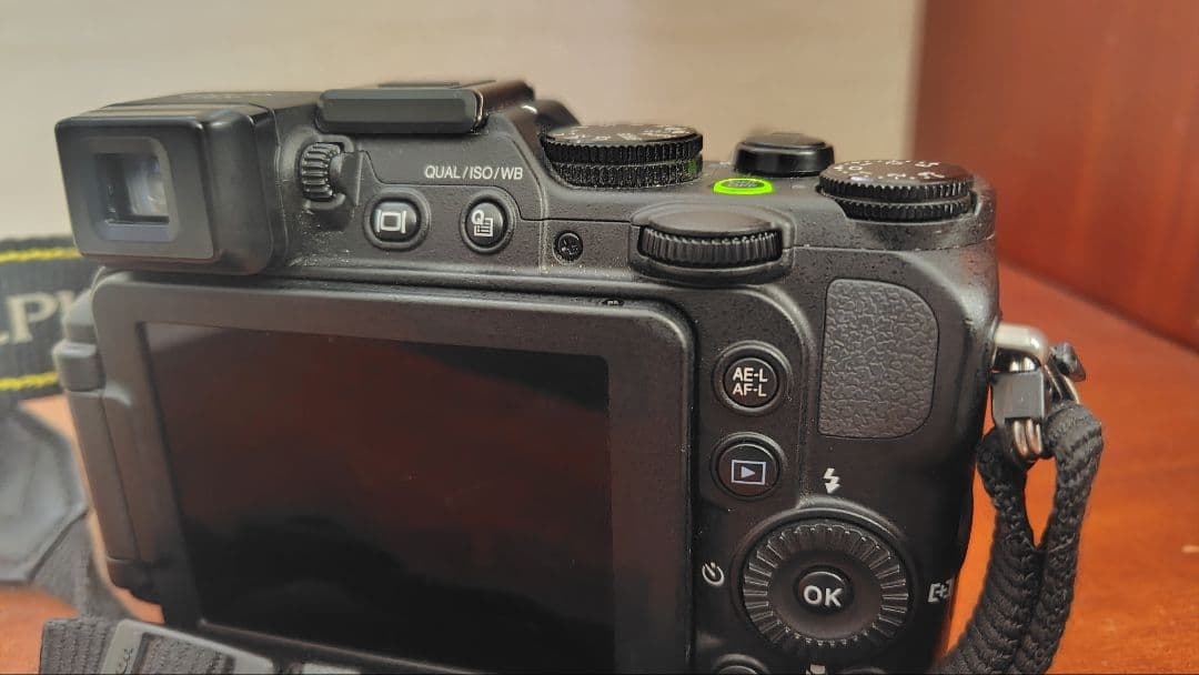 Nikon COOLPIX P7800 本体と付属品