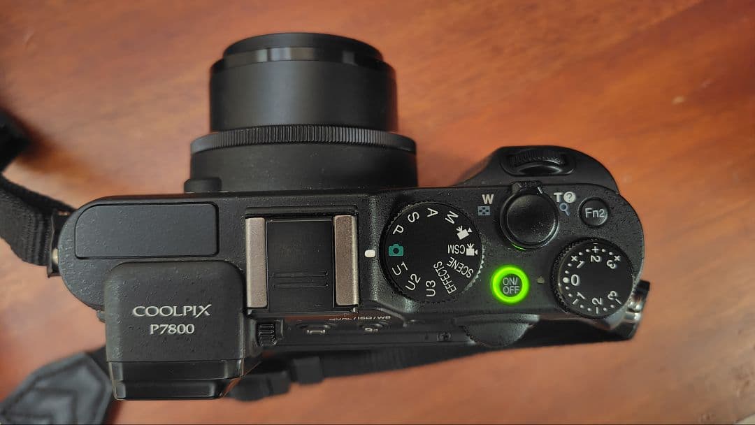 Nikon COOLPIX P7800 本体と付属品