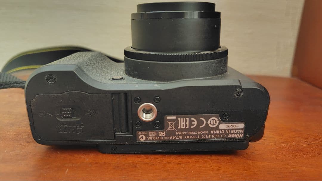 Nikon COOLPIX P7800 本体と付属品