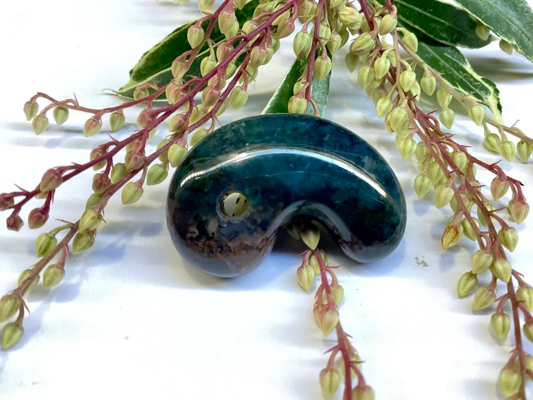 ✳国内の出雲めのう【碧玉】の最高峰勾玉でしょう‼️ 天然石 浮き草文様 鑑別書付