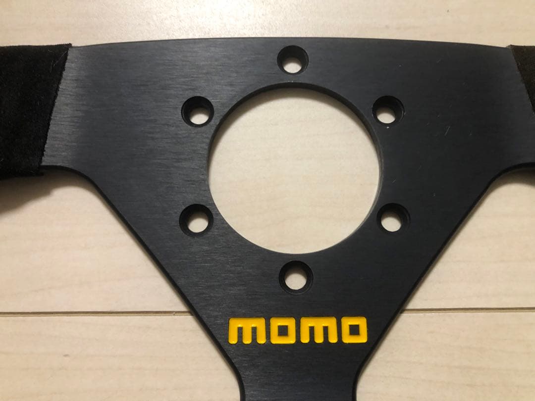 momo ステアリングホイール