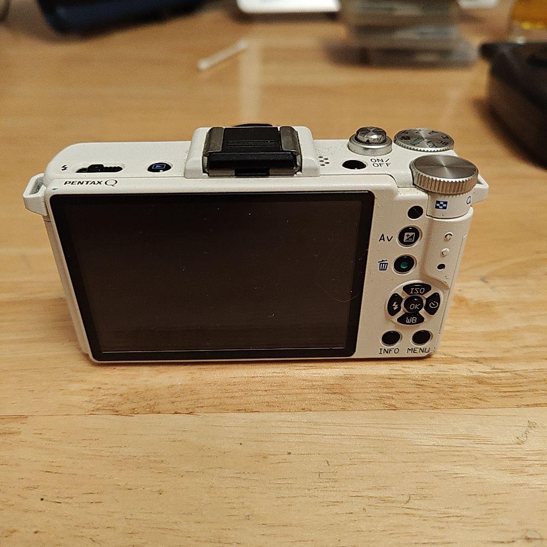 じ*ゃ様 PENTAX Q ホワイト ミラーレスカメラ　バッテリー無　ジャンク扱