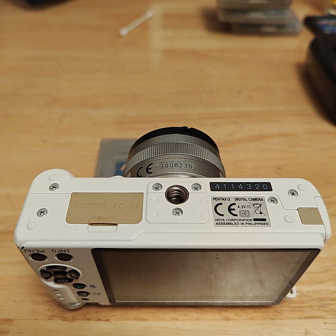 じ*ゃ様 PENTAX Q ホワイト ミラーレスカメラ　バッテリー無　ジャンク扱