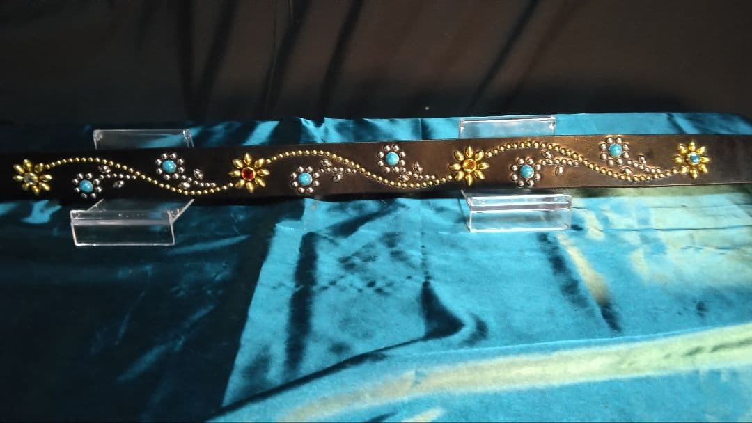 栃木レザーツタ＆フラワー　スタッズベルトブラック　ニッケル＆ブラス