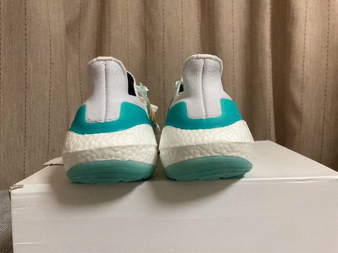 M*p様 adidas Boost ランニングシューズ ホワイト/ターコイズ/イ