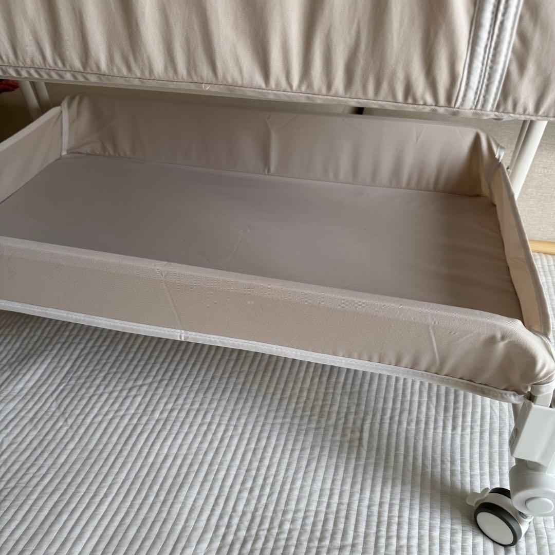 12/16まで値下げ中【美品】キャスター付きベビーベッド　アイボリー　ベージュ