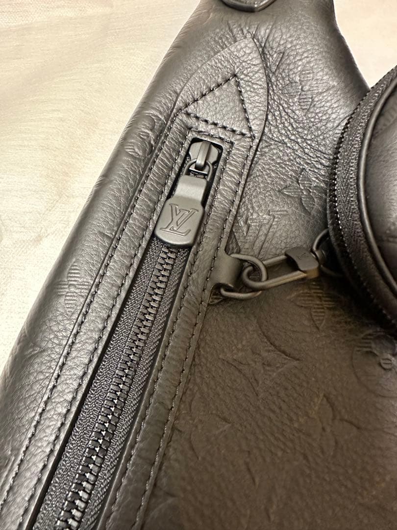 LOUIS VUITTON デュオ•スリングバッグ　モノグラムメンズ•レディース