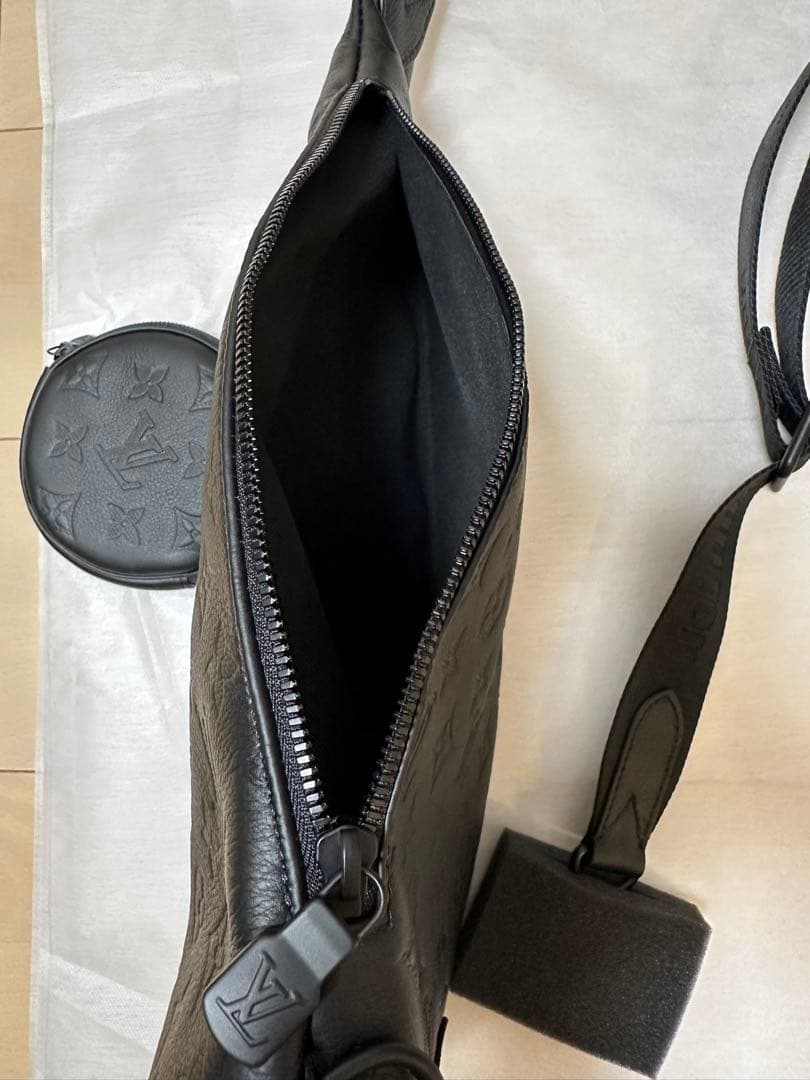 LOUIS VUITTON デュオ•スリングバッグ　モノグラムメンズ•レディース