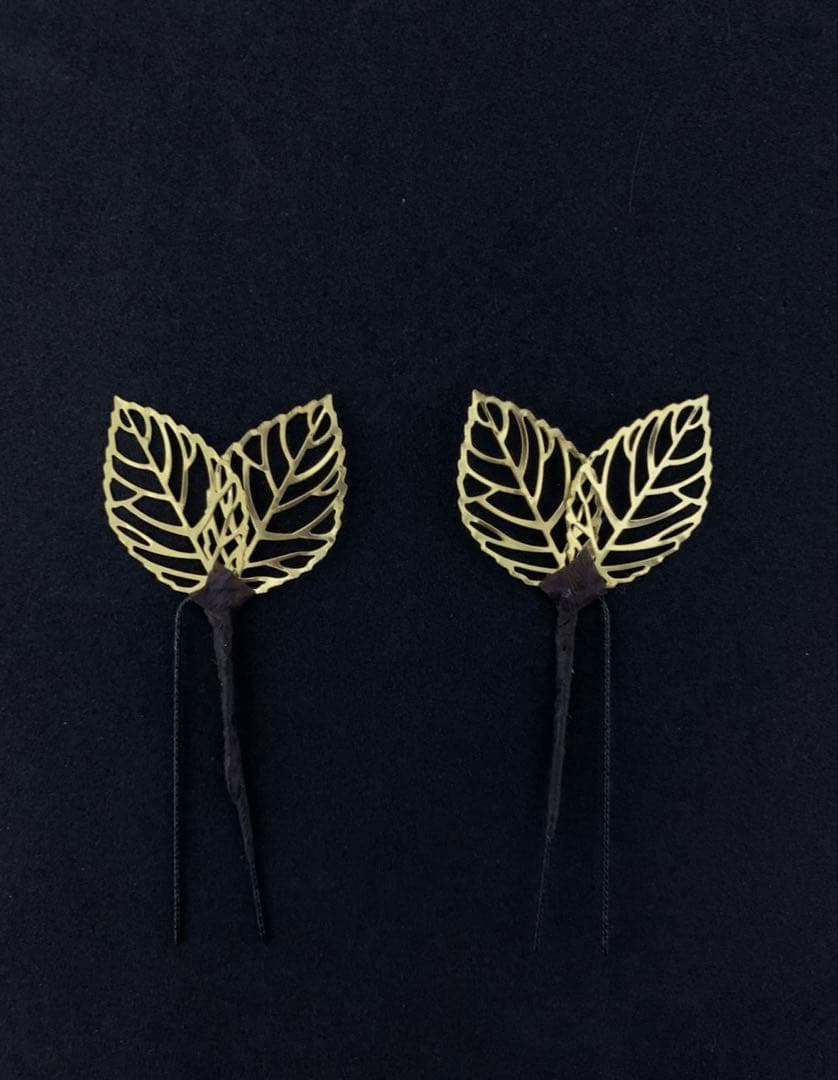 つまみ細工　黒　アイボリー　ゴールド