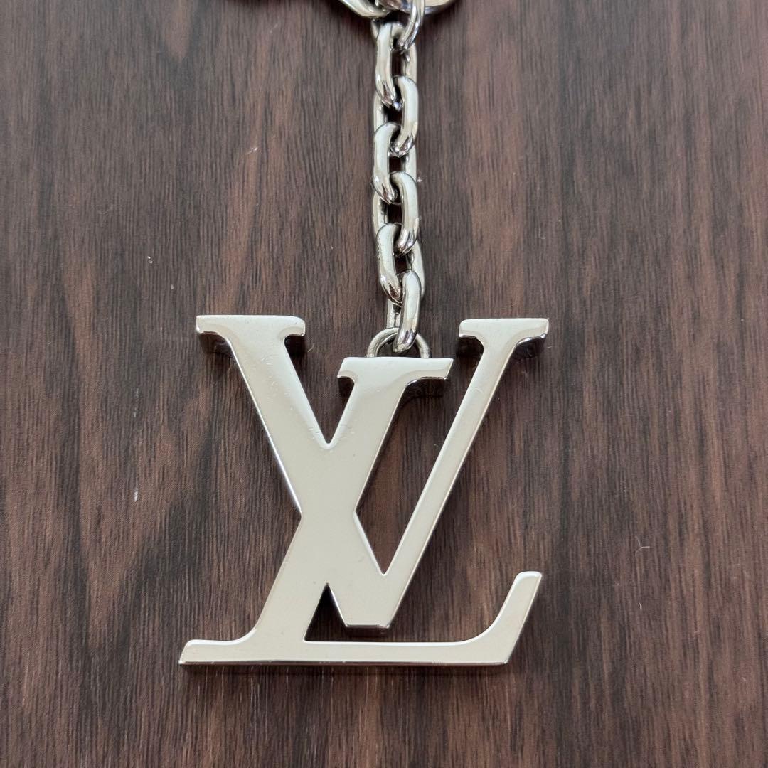 ルイヴィトン　キーホルダーLVイニシャル