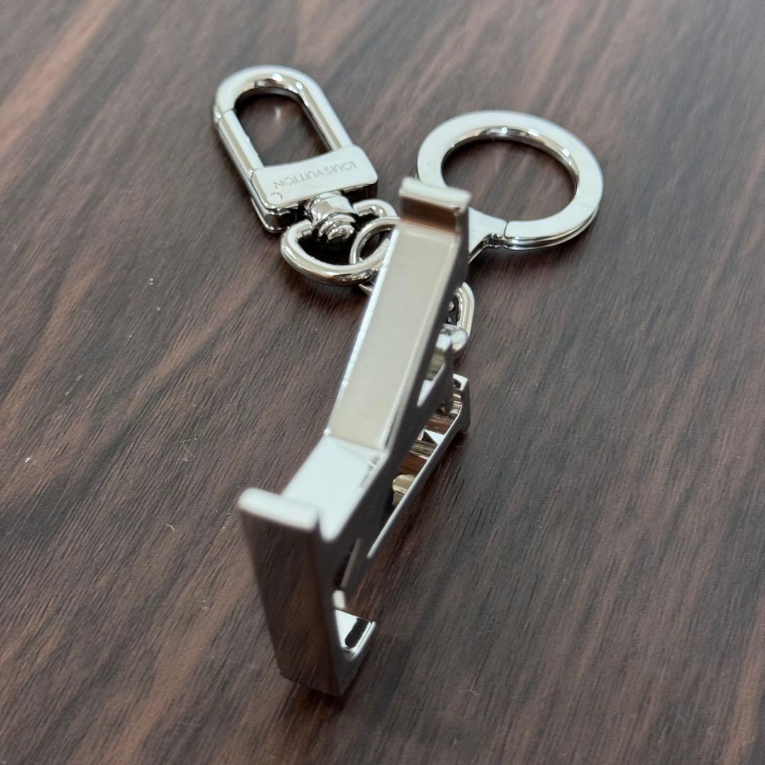 ルイヴィトン　キーホルダーLVイニシャル