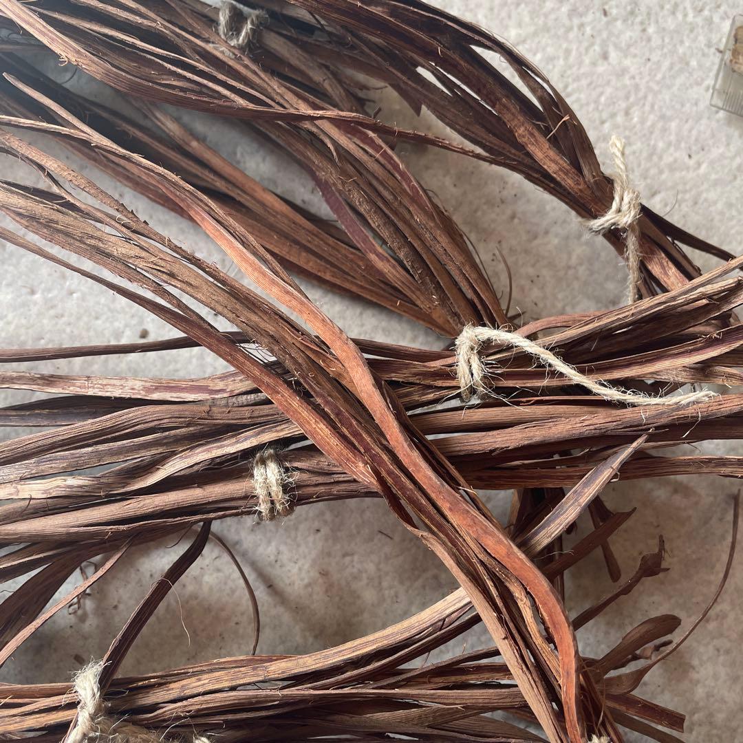 山葡萄　皮　約240本　幅6mm 長さ5cm以下