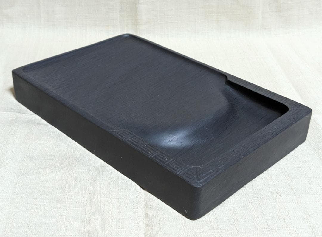 歙州硯 水波細羅紋 雷文彫刻 門字長方硯 約8吋 唐木箱付き1470g
