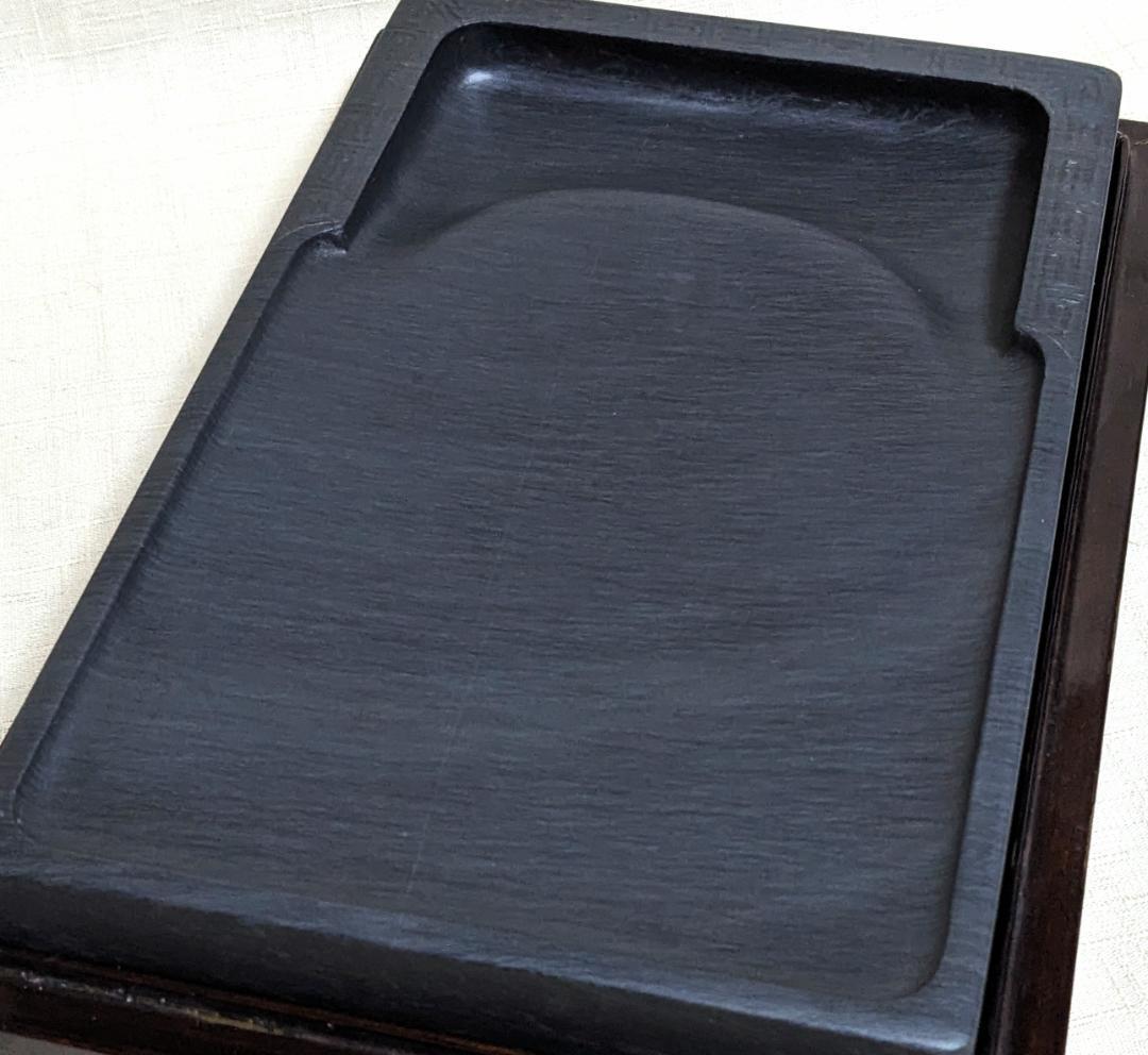 歙州硯 水波細羅紋 雷文彫刻 門字長方硯 約8吋 唐木箱付き1470g