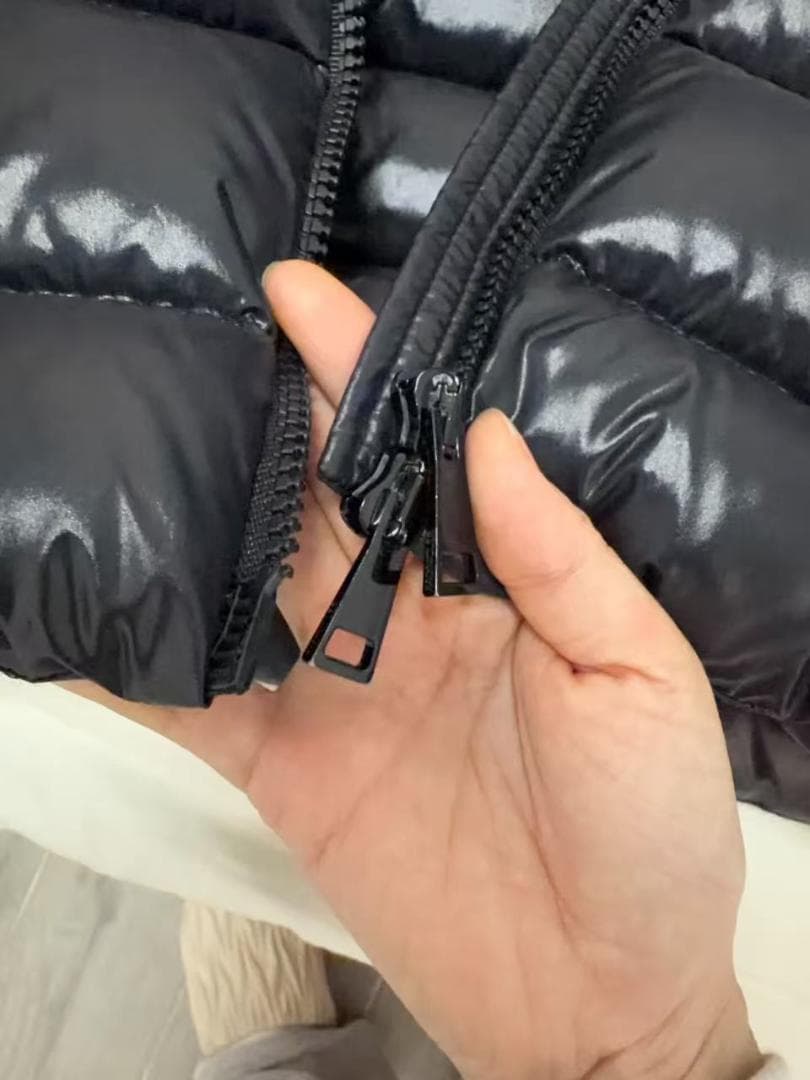 MON☆CLER ブラック ダウンジャケット フード付き~~