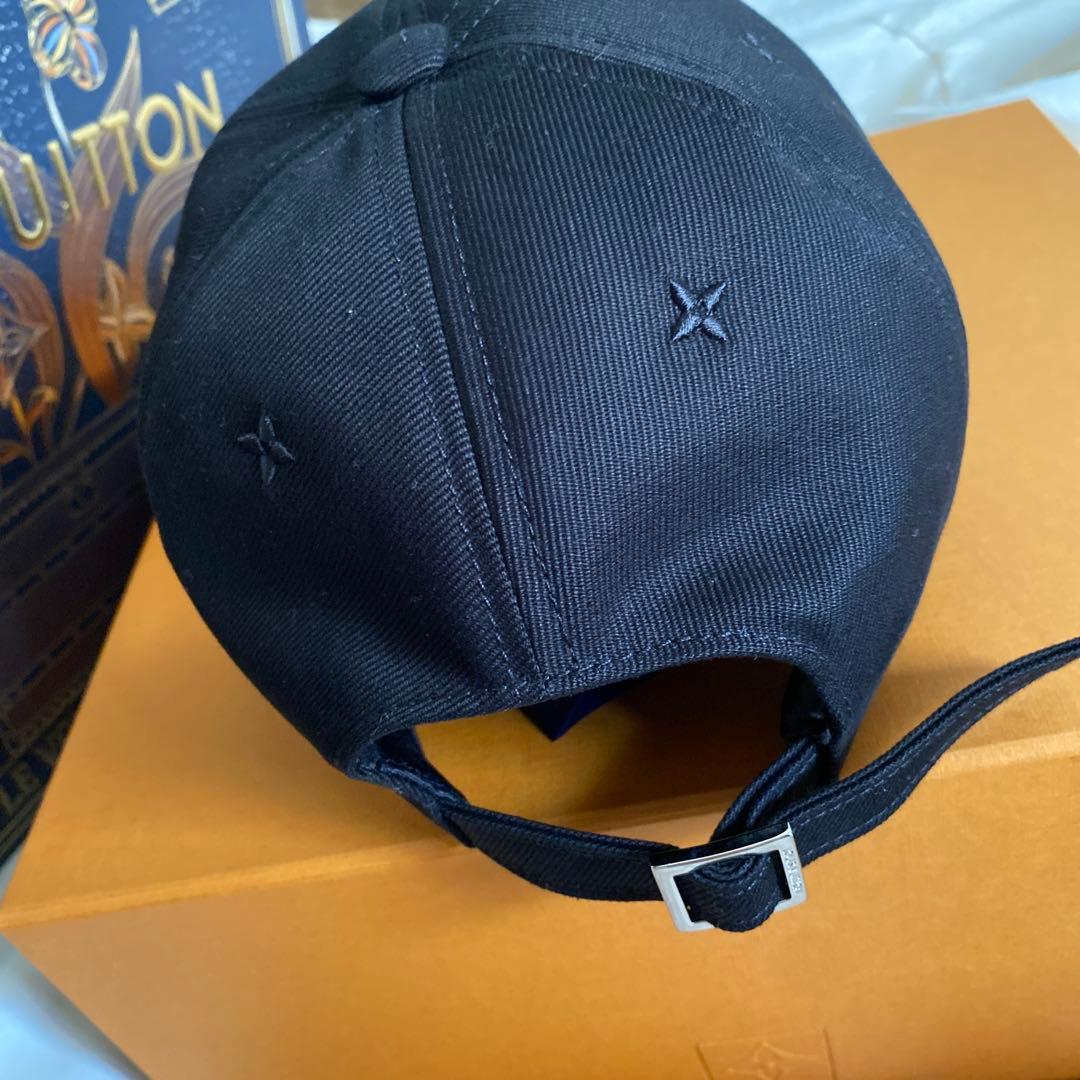 ルイヴィトンの新作キャップです。 一度も使用してなく綺麗な状態です✨️