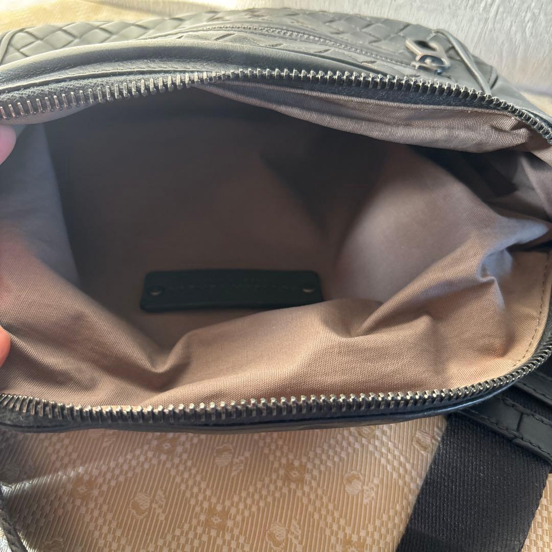 BOTTEGA VENETA カーキレザー ボディバッグ