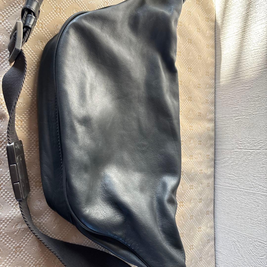 BOTTEGA VENETA カーキレザー ボディバッグ