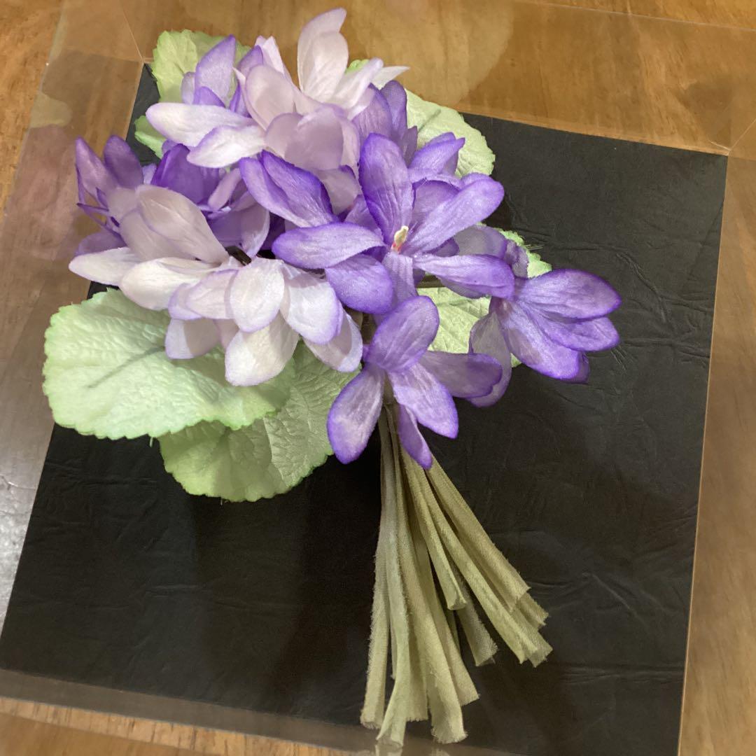 ハグオーワー♡フランスパリ♡レジュロン♡すみれヴァイオレットコサージュ♡バッジ