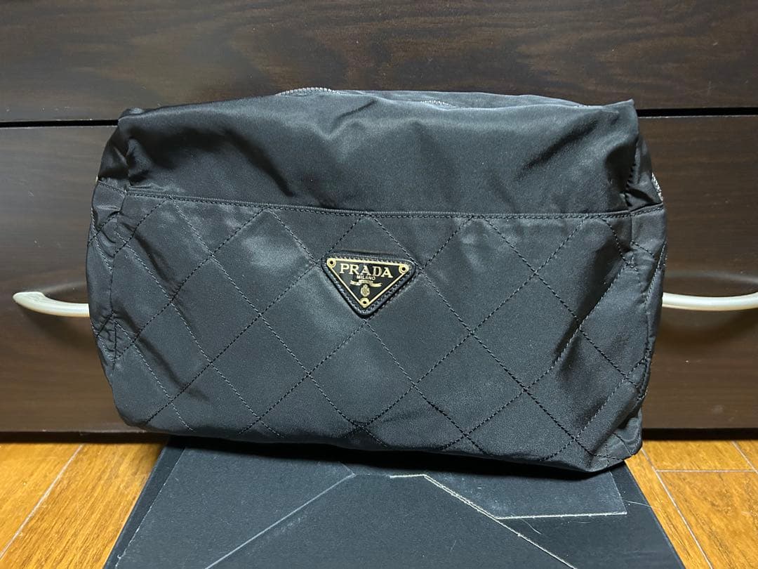 プラダ　キルティング　ポーチ　三角ロゴ　テスート　ナイロン　ストラップ
