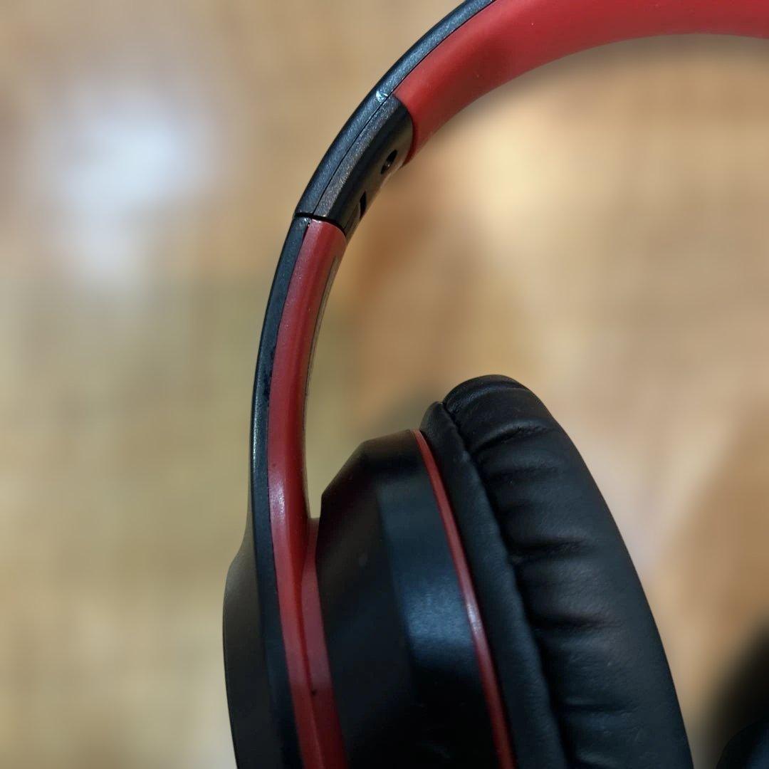 ヘッドホン 黒と赤のスタイリッシュ