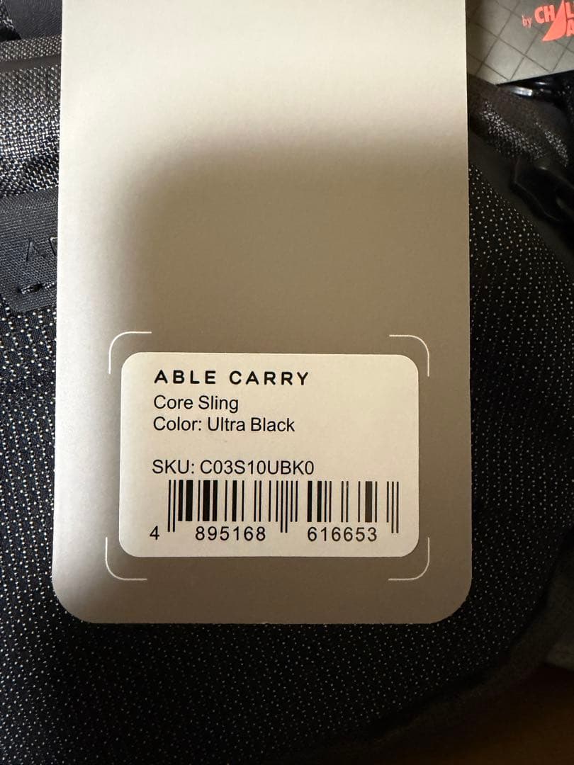 バッグ ABLE CARRY Core Sling Ultra Black 2.5L