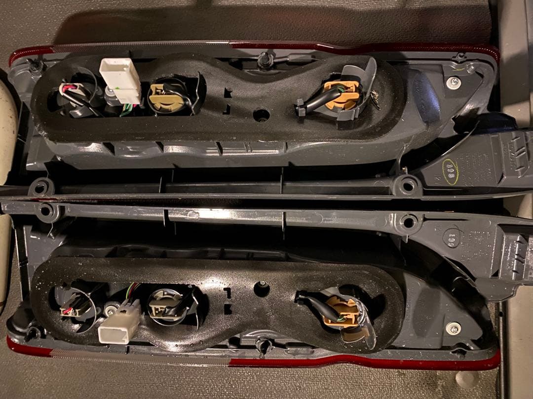 新車取り外し テールランプ 赤 クリア 左右セット ハイエース 純正品