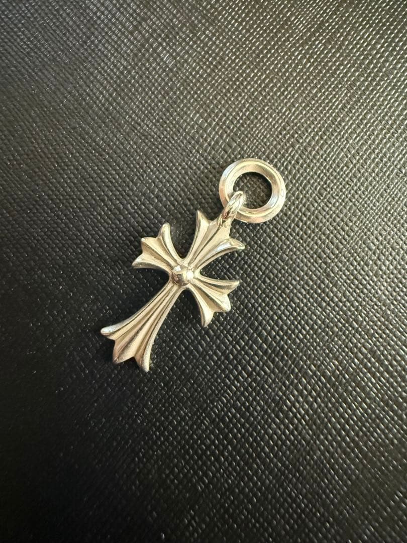 クロムハーツ タイニークロス パヴェ ダイヤ