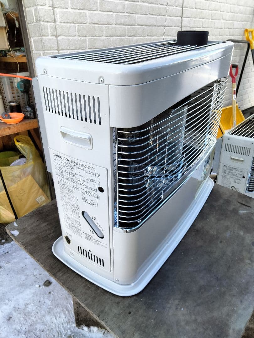 引き取り及び近郊配達限定出品！札幌発コロナ煙突床暖石油ストーブ2018年式中古品