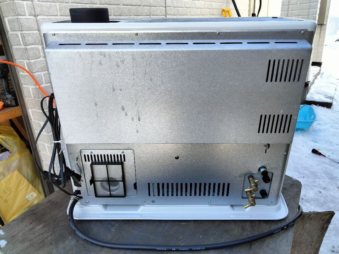 引き取り及び近郊配達限定出品！札幌発コロナ煙突床暖石油ストーブ2018年式中古品