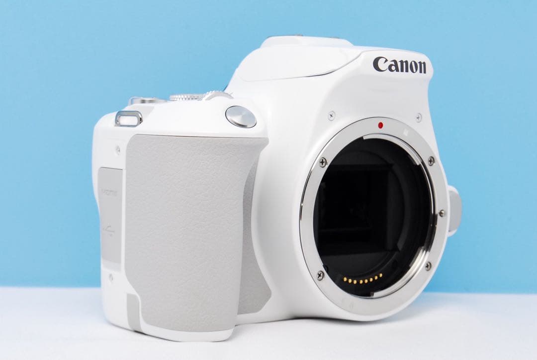 美品✨超希少ホワイト Canon Kiss X10 レンズキット お祝いに♥️