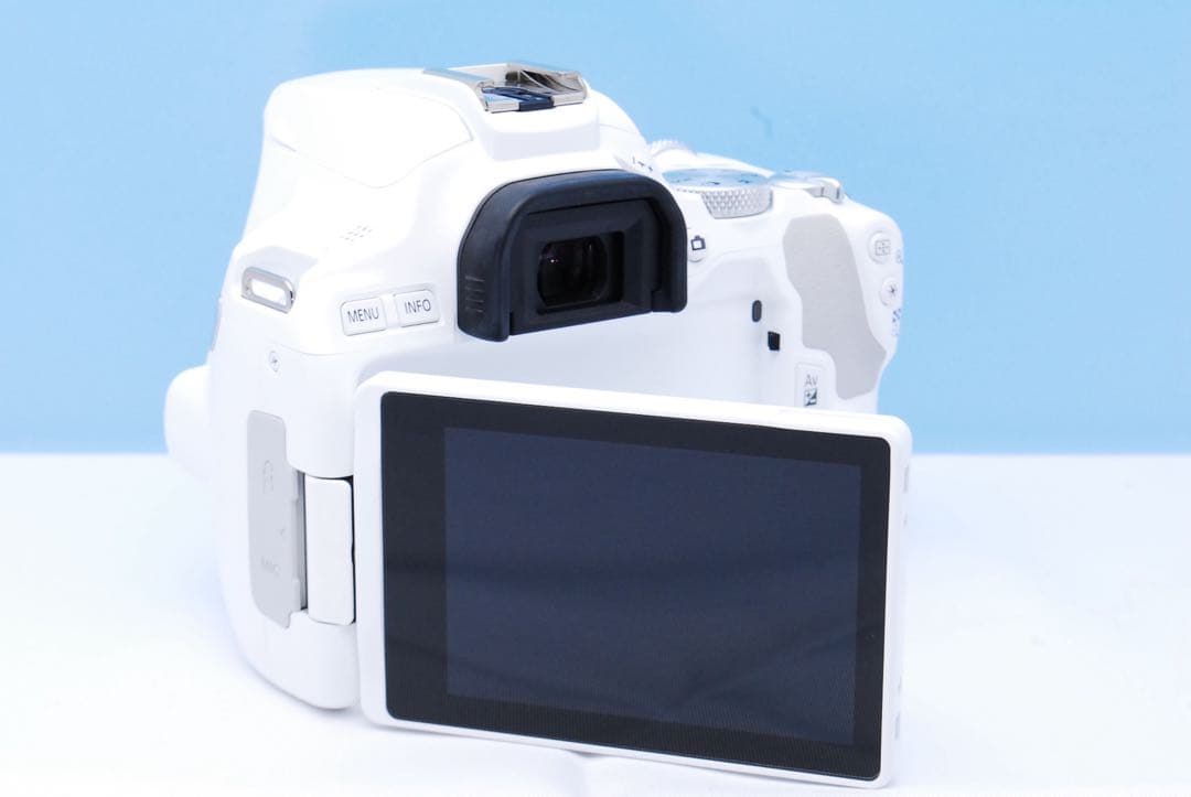 美品✨超希少ホワイト Canon Kiss X10 レンズキット お祝いに♥️