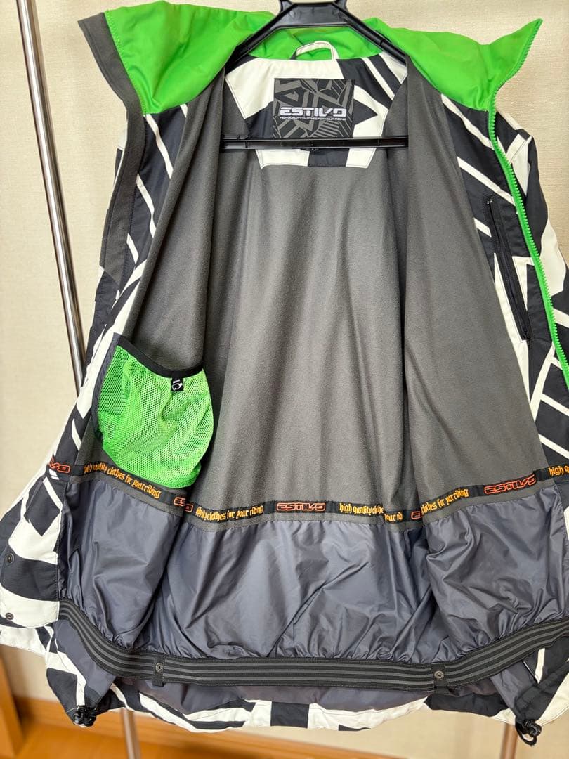 『白と黒の幾何学模様が特徴的なスノーボードウェアのジャケット』