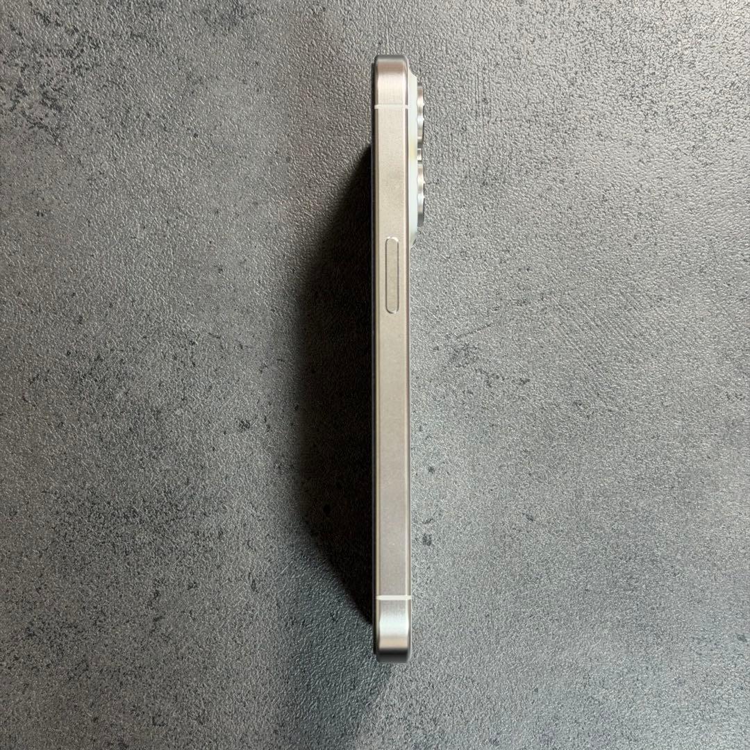 Apple iPhone 15 Pro 256GB ホワイトチタニウム　本体