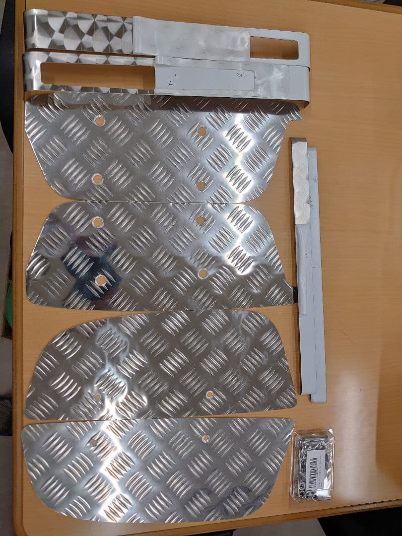 クオン　サイドステップ　アルミ縞板　上下段セット　ボルトナット付き