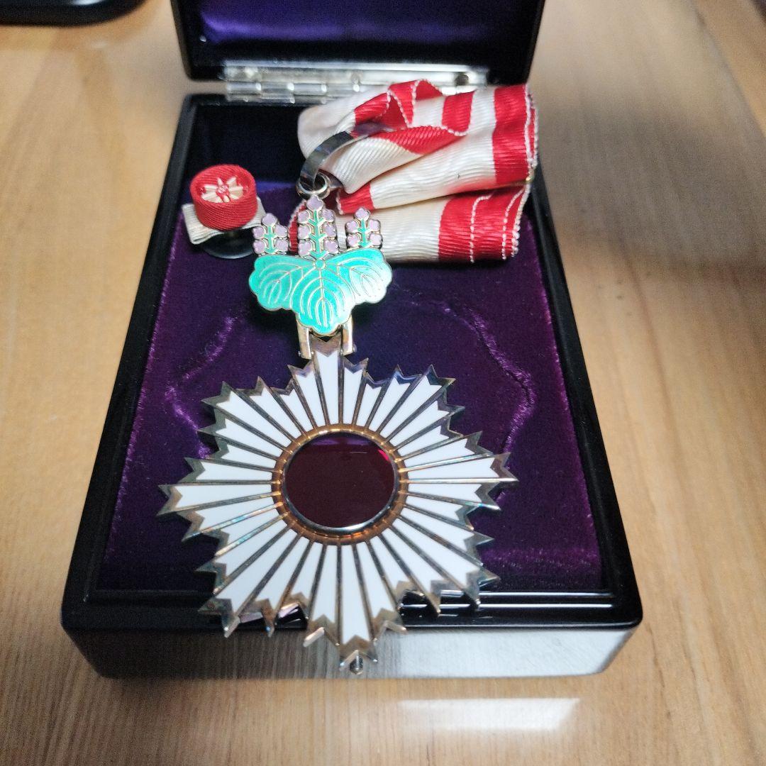 勲三等旭日中綬章　勲章 記章 徽章 ケース付/保管品/現状品/ 勲二等