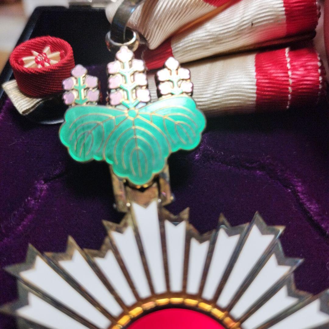 勲三等旭日中綬章　勲章 記章 徽章 ケース付/保管品/現状品/ 勲二等