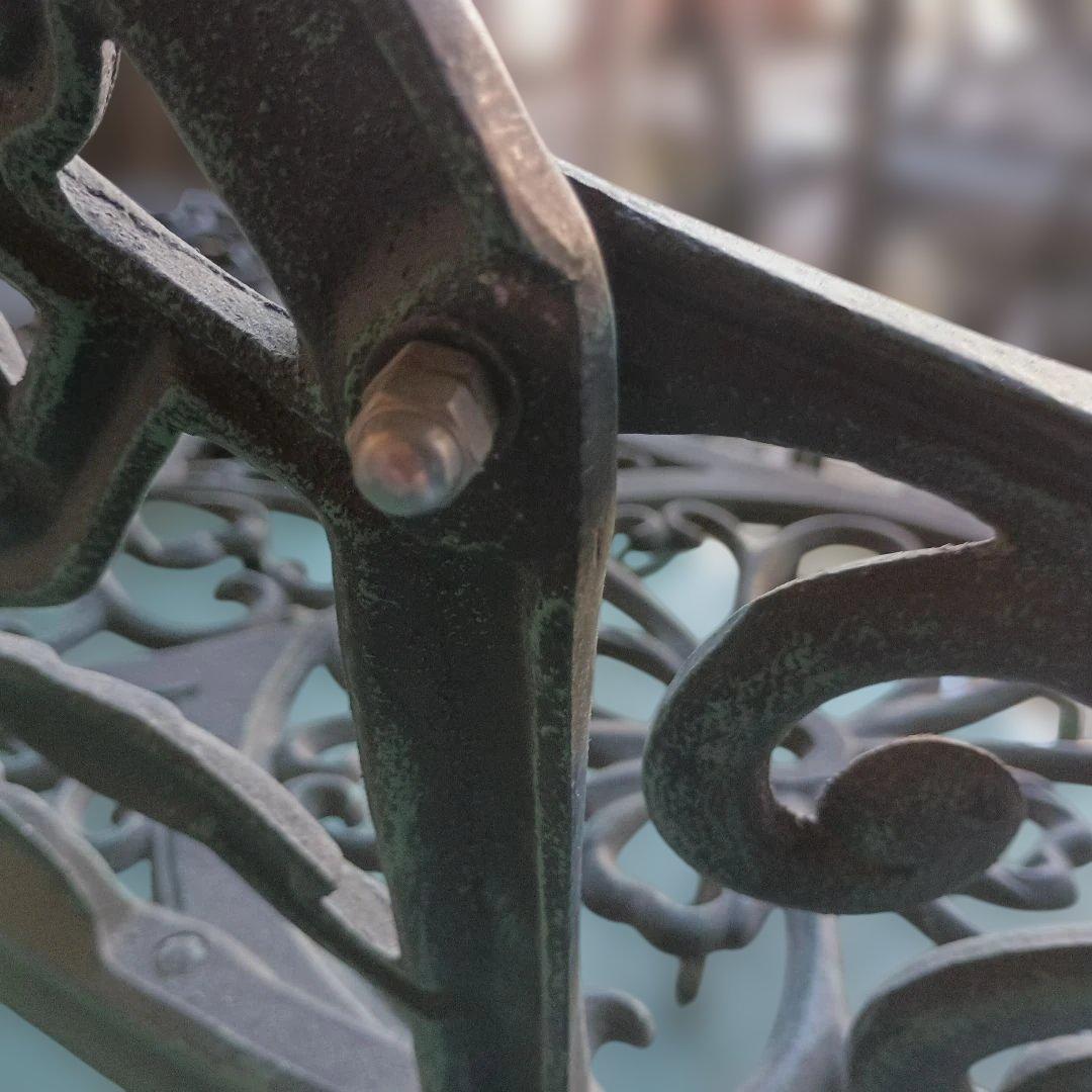 鋳鉄製花模様テーブルと椅子お買い得4点セット