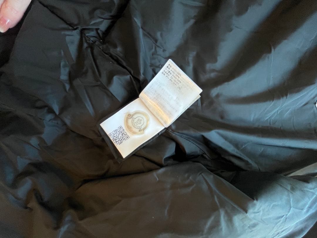 MONCLER フード付きブラックダウンジャケット