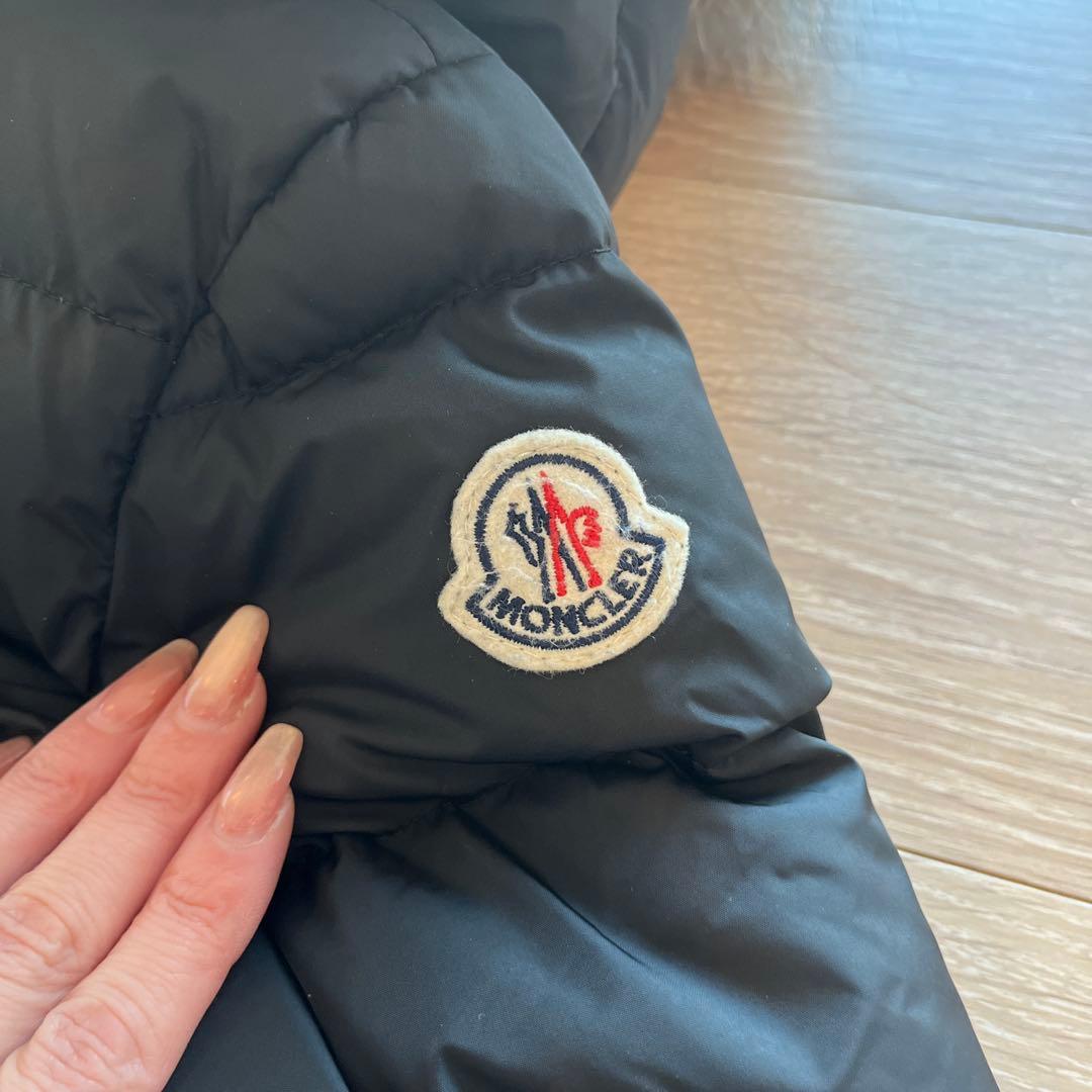 MONCLER フード付きブラックダウンジャケット