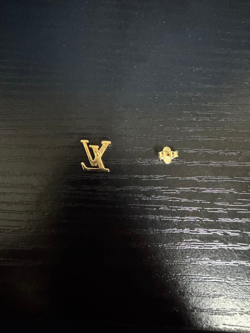 VUITTON 片耳ピアス