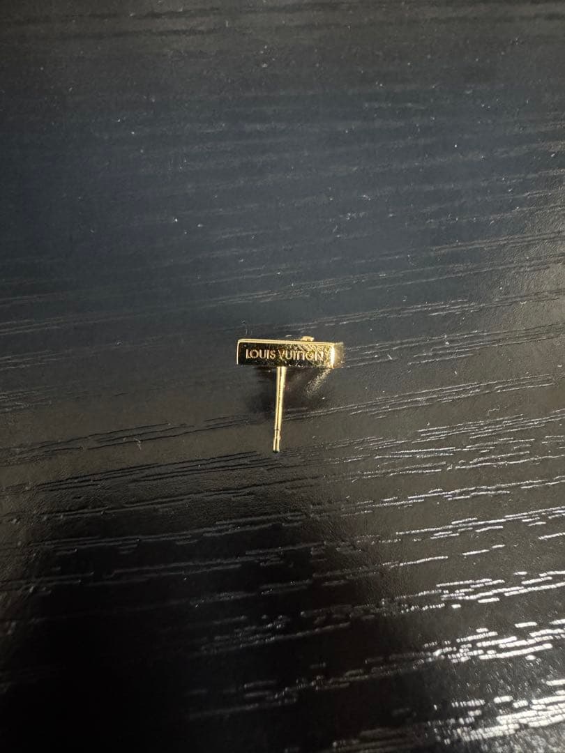 VUITTON 片耳ピアス