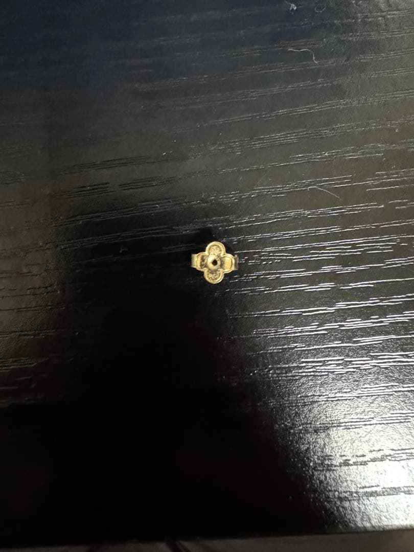 VUITTON 片耳ピアス