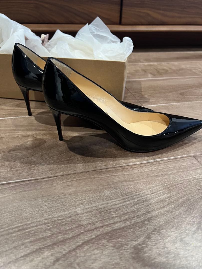 ブラックエナメルポインテッドトゥハイヒール