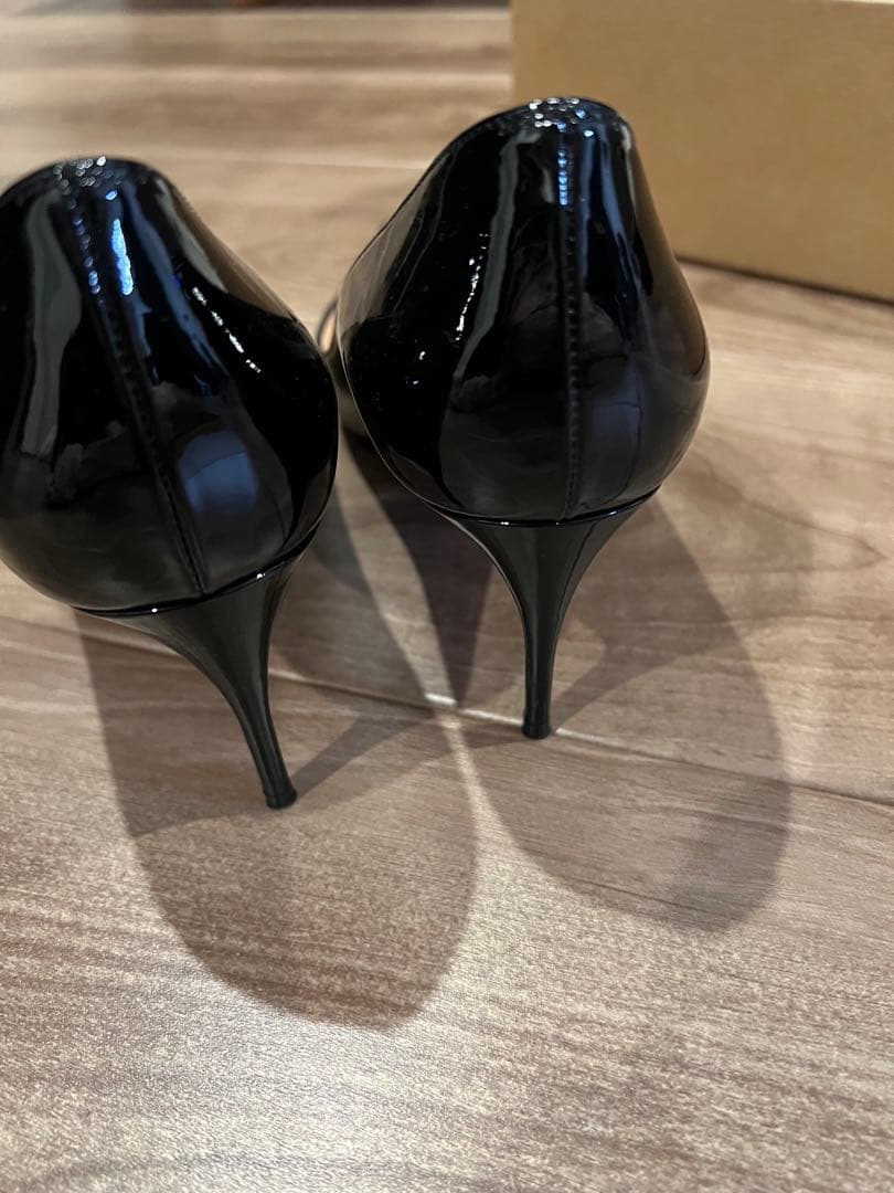 ブラックエナメルポインテッドトゥハイヒール
