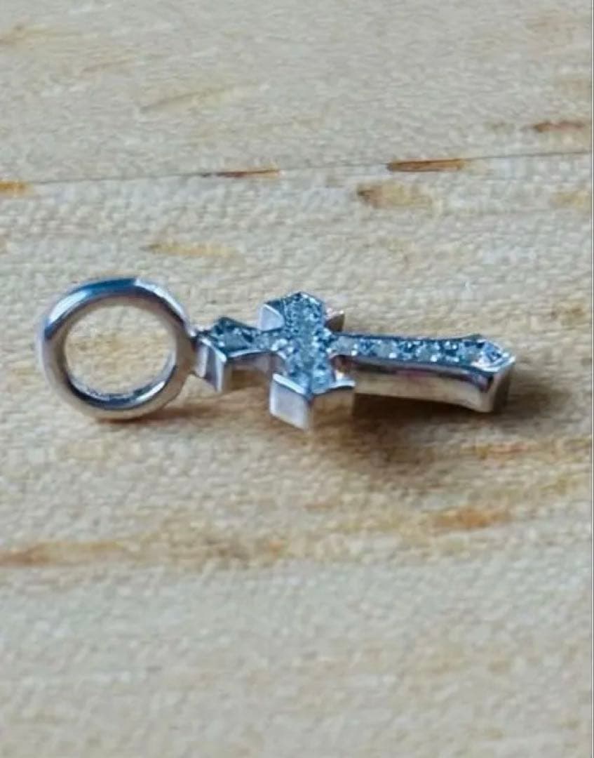 ストーン付きクロス型チャーム SYMPATHY OF SOUL(S.O.S)