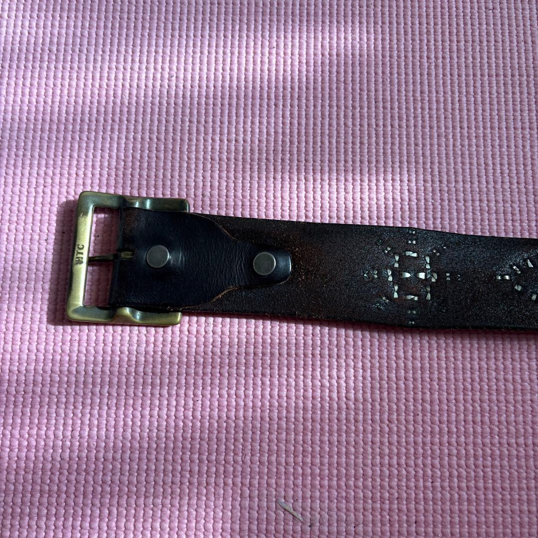 HTC スタッズ装飾の黒レザーベルト