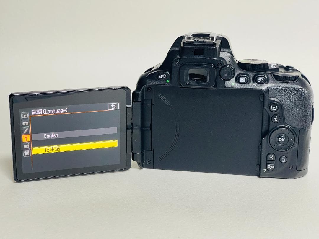 Nikon D5600 ☆Wi-Fi内蔵 ☆高性能一眼レフ☆自撮り可能☆ ニコン