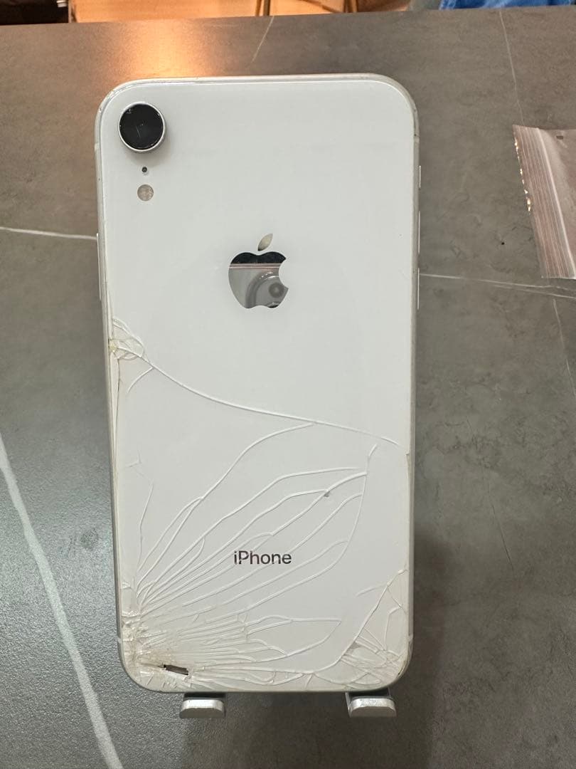 【ジャンク品】iPhoneXR ホワイト 128GB/SIMフリー背面ひび割れ有