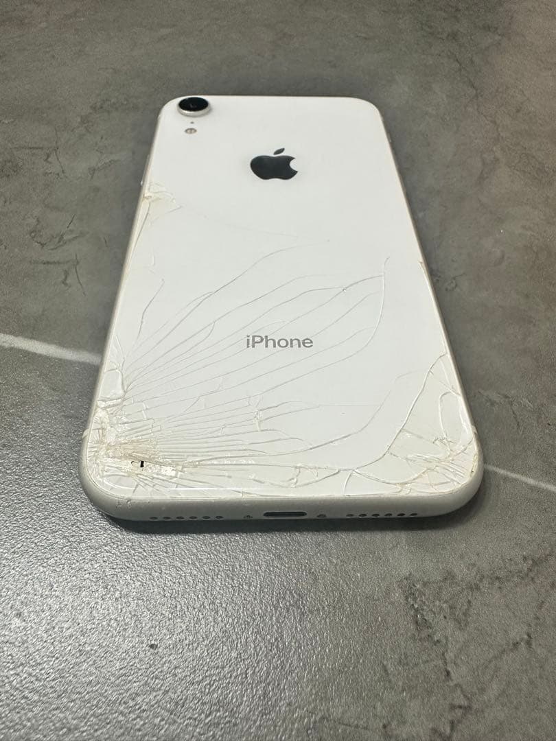 【ジャンク品】iPhoneXR ホワイト 128GB/SIMフリー背面ひび割れ有